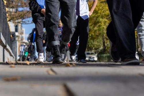 Хотын гудамжаар яваа хүний хөл доор юу байдаг вэ?